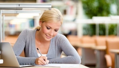 gallery/devushka-pishet